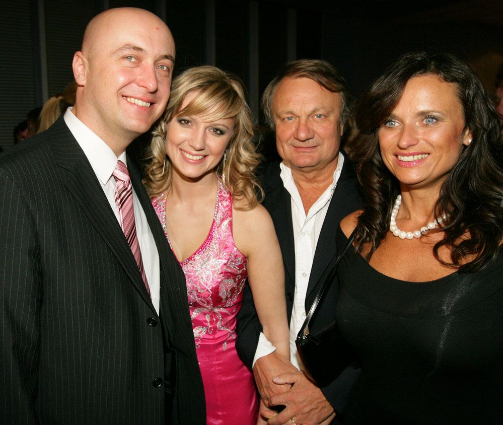 2008: Monika s manželem Petrem, režisérem Miss ČR Jiřím Adamcem a jeho ženou Janou.