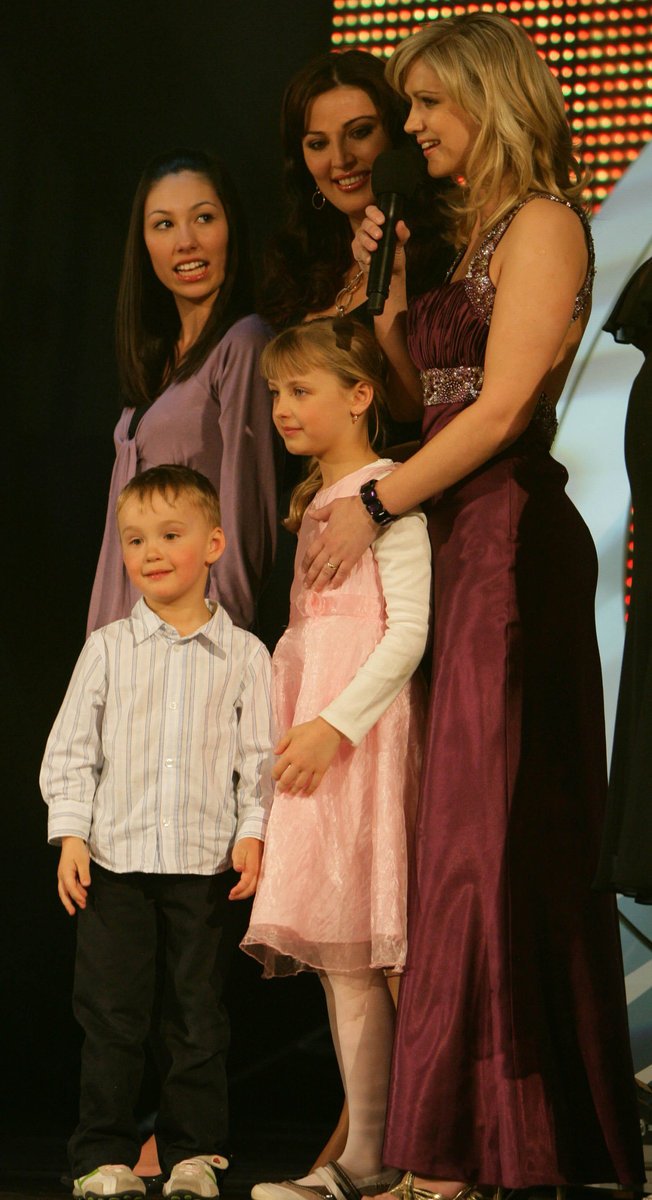 2009: Na Miss dvacetiletí ukázala své děti stejně jako další Miss (na snímku s Ivanou Christovou a její dcerou).