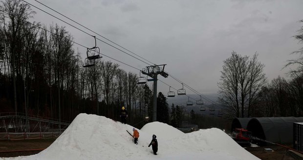 Pemain ski pertama sudah berlomba di area ski Monínec. (15/11/2025) Pemain ski pertama sudah berlomba di resor ski Monínec. (15/11/2025)