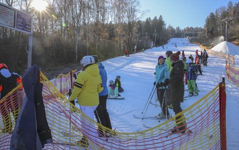 Skiareál Monínec u Sedlce-Prčice na Příbramsku se už o víkendu zaplnil lyžaři. Speciální technologie umí vyrábět sníh i při teplotách nad nulou.