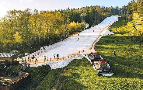 Na Monínci se lyžuje, i když se ještě okolí zelená.