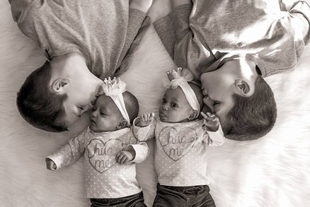 Tahle máma porodila dvakrát "mono" dvojčata. Šance je přitom 1:10 milionům
