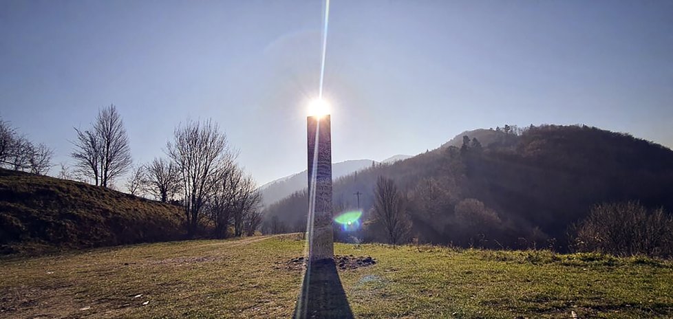 Jeden z podivných monolitů: Rumunsko.