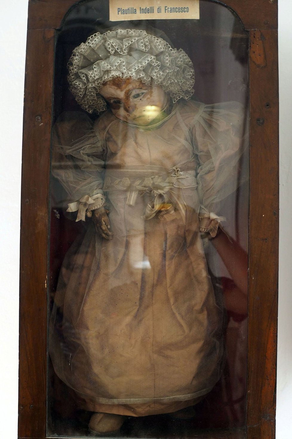 Dětská mumie připomíná spíš panenku
