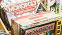 V průběhu osmi dekád vzniklo několik mutací populární hry Monopoly.