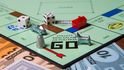 V průběhu osmi dekád vzniklo několik mutací populární hry Monopoly.