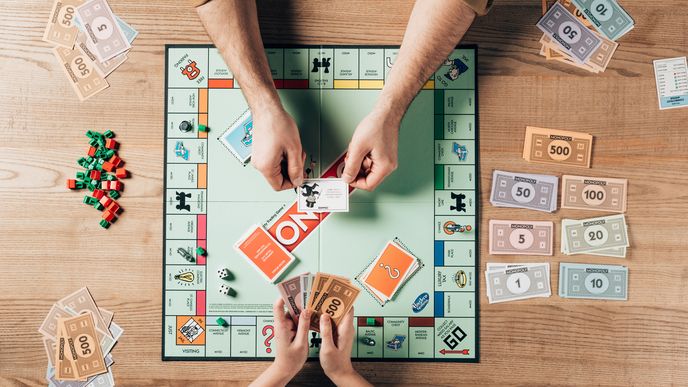 V průběhu osmi dekád vzniklo několik mutací populární hry Monopoly.