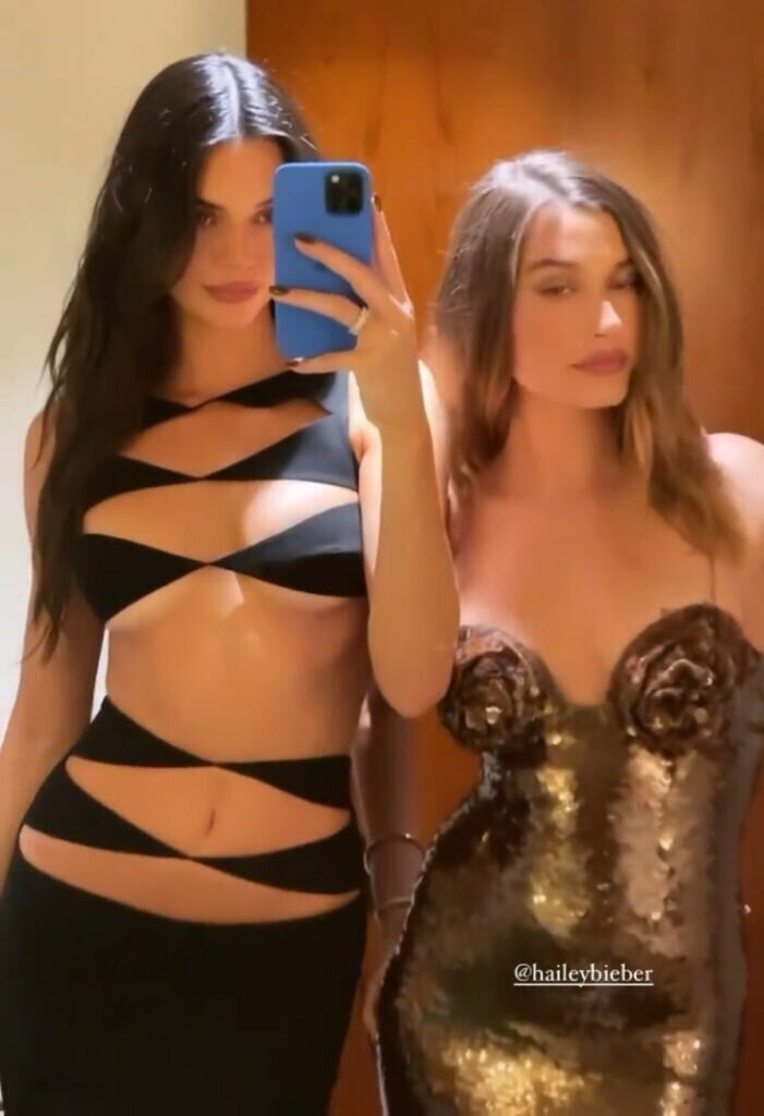 Kendall Jenner v šatech Mônot