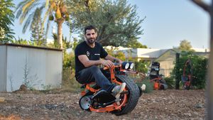 Extrémní youtubeři kutilové postavili extrémně mini motorku