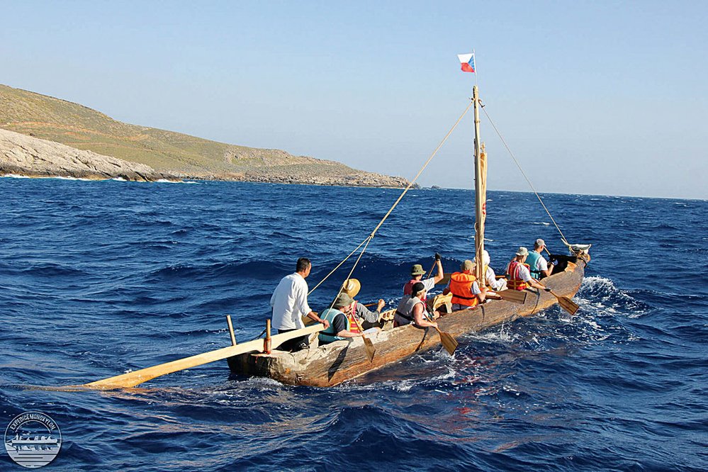 Přeplout Egejské moře na replice pravěkého člunu představovalo měsíc obrovského dobrodružství, ale i dřiny