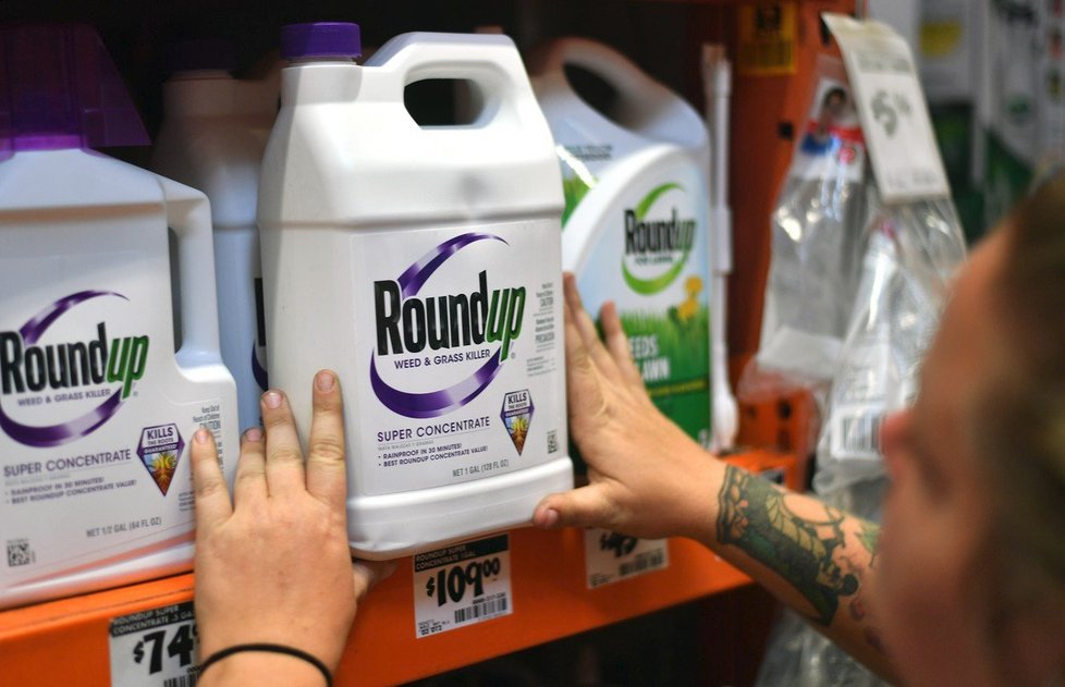 Firma Monsanto má zaplatit odškodné  bývalému školnímu správci Dewayneu Johnsonovi. Ten firmu zažaloval za to, že mu její výrobek herbicid Roundup způsobil rakovinu