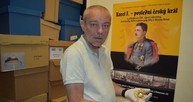 Sejarawan Radek Polách dengan peninggalan unik dari salib Yesus Kristus. Sejarawan Radek Polách dengan peninggalan unik dari salib Yesus Kristus.