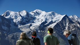 Pět mladých Čechů uvízlo při sestupu strmého svahu v Alpách: Letěl pro ně vrtulník