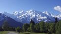 O nejvyšší horu Evropy se dělí dva státy – Francie a Itálie. Je to samozřejmě Mont Blanc, tedy „Bílá hora“ s výškou 4809 metrů nad mořem. První, kdo tento vrchol pokořil, byla dvojice francouzských horolezců v roce 1786. V posledních letech míří na Mont Blanc v průměru přes 300 turistů denně, proto se je úřady v Chamonix snaží regulovat.