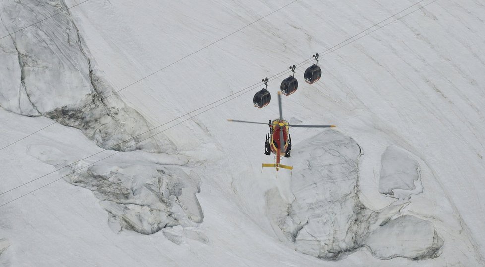 Technici zprovoznili lanovku na Mont Blancu, která se ve čtvrtek porouchala. V gondolách na francouzské straně muselo strávit noc přes 30 lidí.