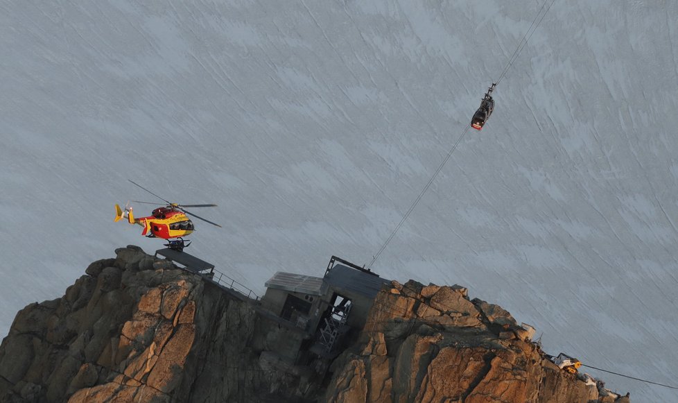 Technici zprovoznili lanovku na Mont Blancu, která se ve čtvrtek porouchala. V gondolách na francouzské straně muselo strávit noc přes 30 lidí.