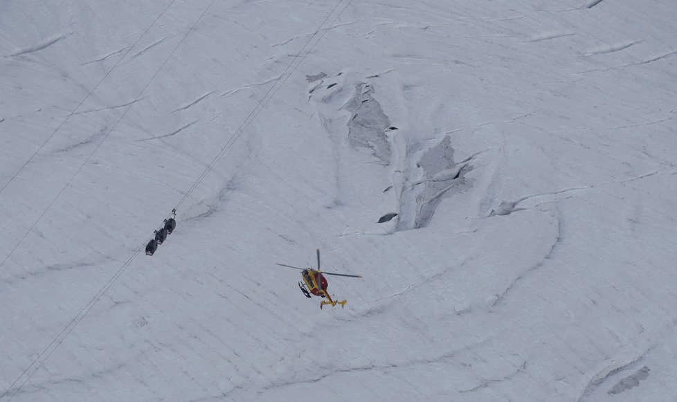 Technici zprovoznili lanovku na Mont Blancu, která se ve čtvrtek porouchala. V gondolách na francouzské straně muselo strávit noc přes 30 lidí.