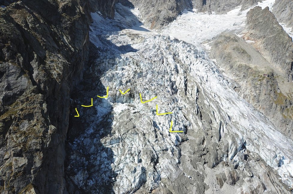 Ledovec Planpincieux z masivu kolem nejvyšší evropské hory Mont Blanc hrozí tím, že se může oddělit jeho poměrně velká část.