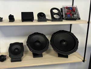 Nepřiplácejte za značkovou bídu. Takto se v autech šidí prémiové audiosystémy