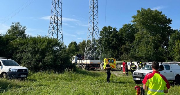 Montér na Hradecku spadl ze stožáru vysokého napětí, utrpěl těžká zranění