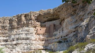 Montezuma Castle: Skalní obydlí indiánského kmene Sinagua tvořilo bezpečný úkryt před vetřelci