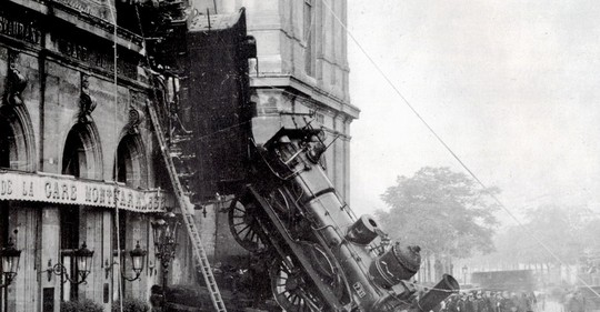 Letící lokomotiva těsně minula tramvaj. Hrozivě vypadající nehoda se udála před 125 lety