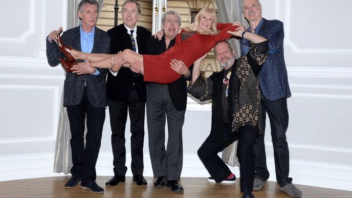 Na tiskové konferenci, kde Monty Python oznamovali reunion, působili pánové svěže (Michael Palin, Eric Idle, Terry Jones, Terry Gilliam a John Cleese drží herečku Carol Clevelandovou, která v pořadech s Monty Pythony ztvárňovala ženské role)