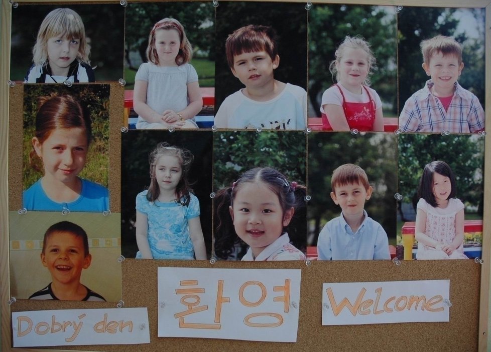 Mezi dětmi první třídy unikátní Základní česko-anglická školy Monty jsou i dvě dívenky z Koreje.