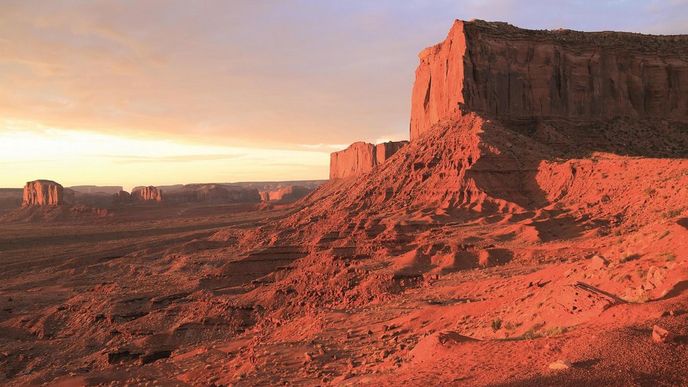Monument Valley – Utah. Oblíbené místo pro natáčení westernů. Unikátní pískovcové formace jsou nejkrásnější při východu a západu slunce, kdy pod doteky paprsků zrudnou jako tváře místních indiánů Navahů. Tsé Bii’Ndzisgaii – v navažké řeči Údolí kamenů je součástí Rezervace navažského národa