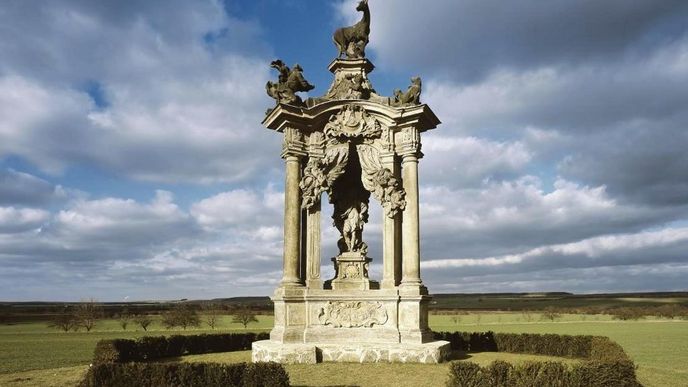 Monumentální pomník se sochou Karla IV. u obce Hlavenec