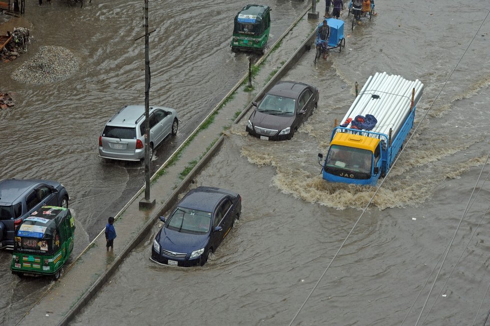 Silné monzunové deště zasáhly Bangladéš v pondělí 12.6.2017 ráno.