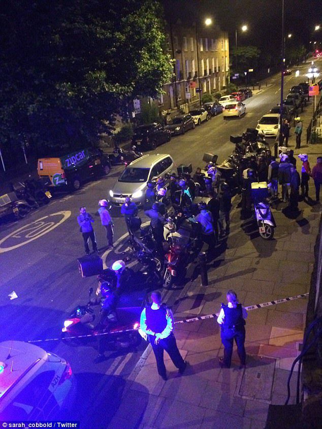 Útočníci na mopedu v noci v Londýně napadli kyselinou pět lidí.