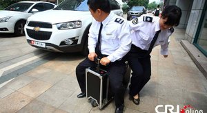 Číňan recykluje kufry a staví z nich mopedy 