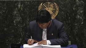 Bolívijský prezident Evo Morales při podpisu klimatické dohody v New Yorku.