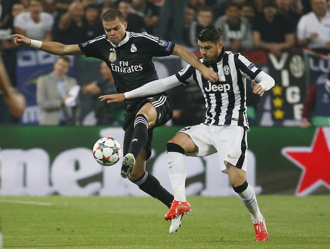 Obránce Realu Pepe v souboji s útočníkem Juventusu Álvarem Moratou