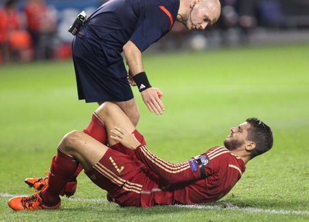 Útočník Juventusu Álvaro Morata se zranil v utkání Španělska a musel být odnesen na nosítkách