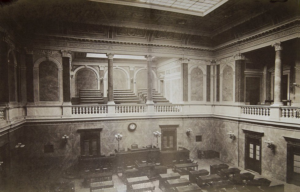 Snímek z roku 1878 zachucuje pohled do Sněmovního sálu Moravské zemské sněmovny. Dnes je zde Ústavní soud.