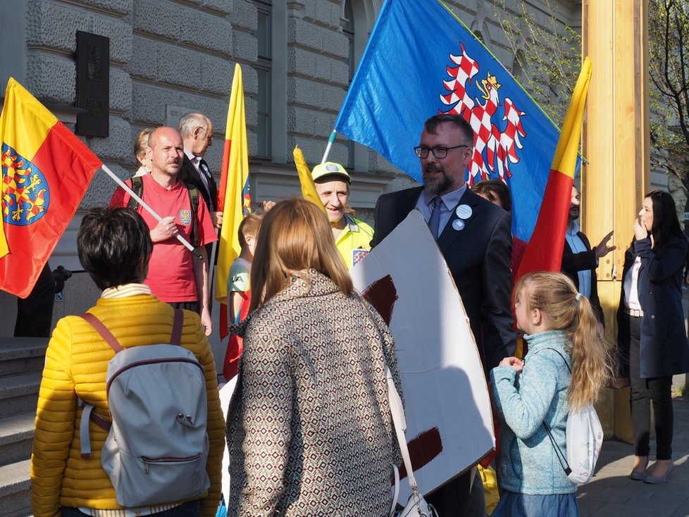 Pár desítek příznivců Moravského Zemského hnutí si v Brně připomnělo existenci moravského parlamentu.