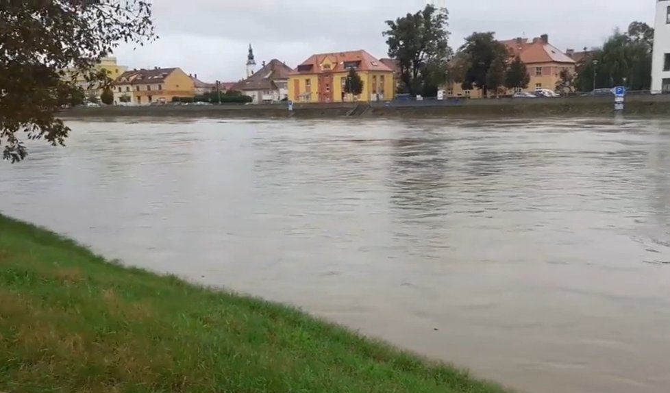 Takhle se rozlila řeka Morava v Uherském Hradišti. (14.10.2020)