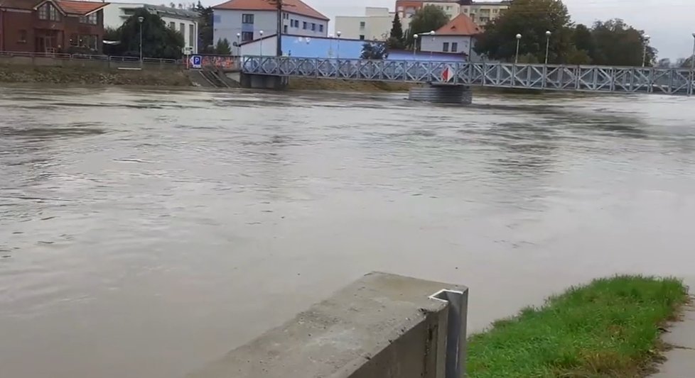 Takhle se rozlila řeka Morava v Uherském Hradišti. (14.10.2020)
