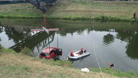Rok starý vůz skončil v řece Moravě. Hasiči ho s potápěči tahali ven 4 hodiny.