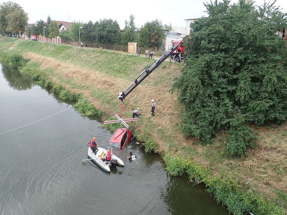 Rok starý vůz skončil v řece Moravě. Hasiči ho s potápěči tahali ven 4 hodiny.