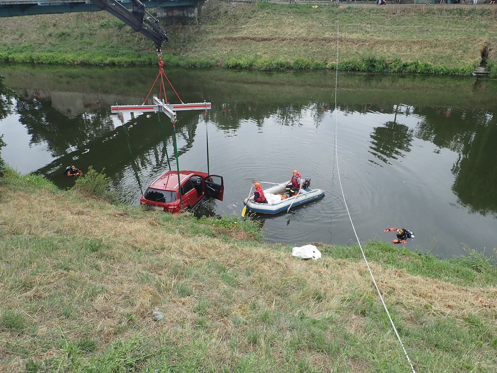 Rok starý vůz skončil v řece Moravě. Hasiči ho s potápěči tahali ven 4 hodiny.