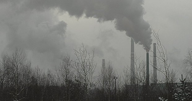 Kouřící komíny, stále zatažená obloha. To je současný obraz severní Moravy, kde smog ničí lidi.