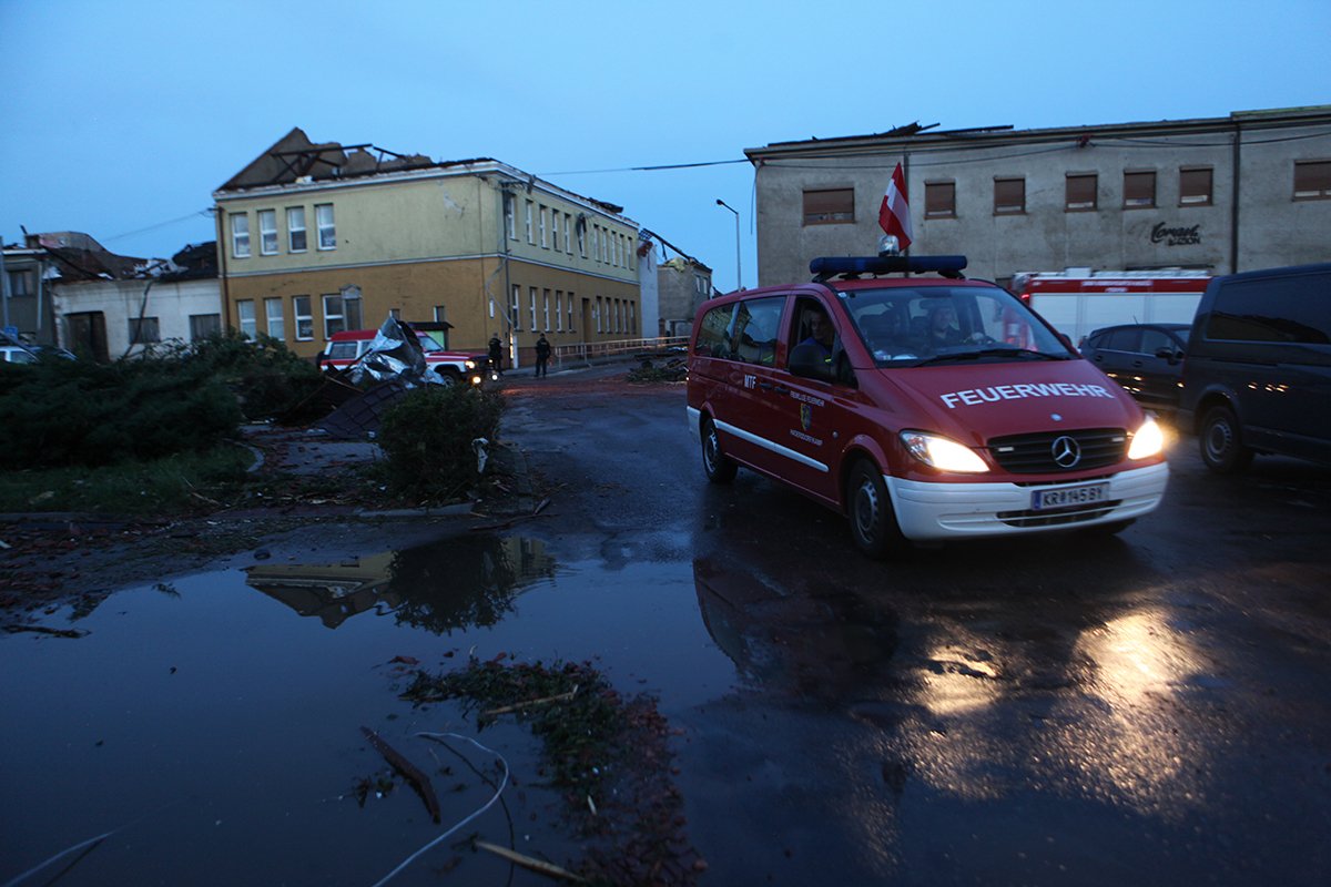 V obcích na jihu Moravy svítání ukázalo zkázu v plném rozsahu. „Hlavně, že žijeme,&#34; shodují se místní lidé.