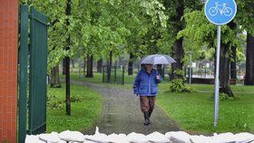 Pytle s pískem začali lidé skládat do oblastí u řeky Olše v Českém Těšíně