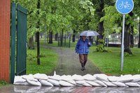 Povodně zažehnány? Hladiny řek v noci klesly, varování meteorologové ruší