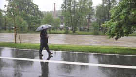 Snímek z Českého Těšína: Místní s obavami sledovali stoupající hladinu řeky Olše