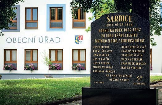 Tragédii roku 1970 v Dole Dukla připomíná pomník v obci.