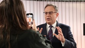 Moderátor Václav Moravec v Hráčích prozradil, kolik bere, proč se kvůli poměrům v ČT obrátil na právníky, nebo jak dlouho vydrží v Otázkách.